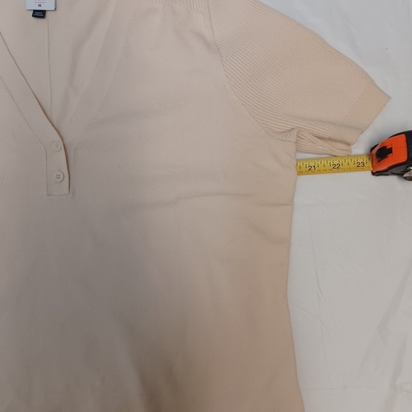 Women Cabi Campus Cream V-Neck Short Sleeve Top - Picture 4 of 13
